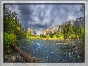 Stany Zjednoczone, Kalifornia, Park Narodowy Yosemite, Góry, Niebo, Chmury, Rzeka, Merced River, Drzewa