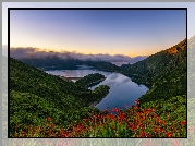 Jezioro, Lagoa do Fogo, Góry, Chmury, Drzewa, Wyspa Sao Miguel, Azory, Portugalia